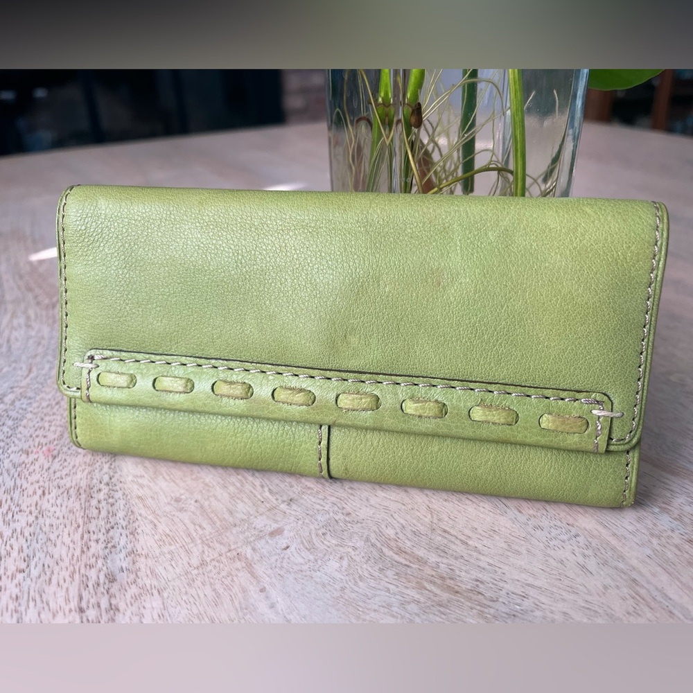 🎉 FOSSIL green leather flap wallet, Never Used
